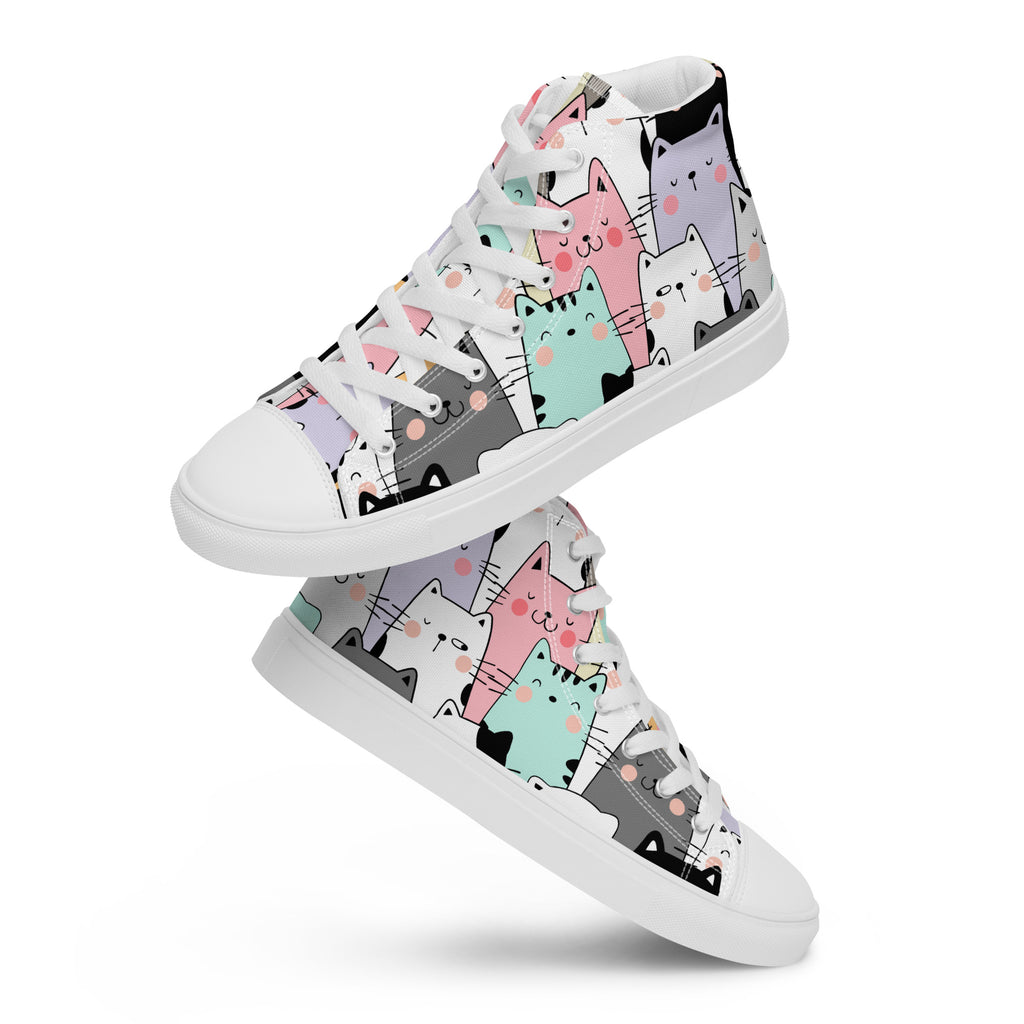 Ein Paar schwebende weiße High-Top-Sneaker mit einem dichten Muster aus verschiedenfarbigen Cartoon-Katzenköpfen. Die Katzen sind in Pastelltönen wie Rosa, Hellblau, Grau und Violett gehalten. Die Schnürsenkel und Zehenkappen sind weiß. Designed, by Just a Girl.