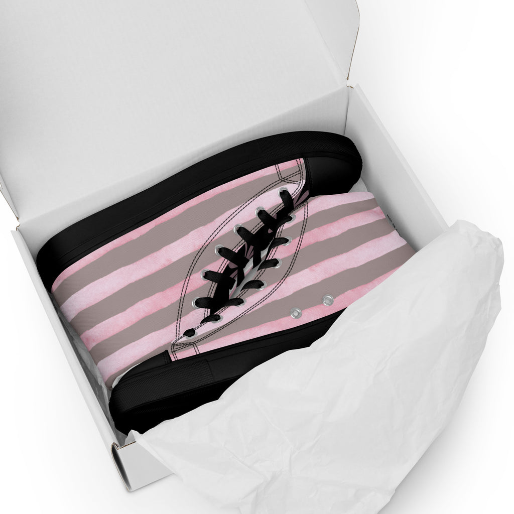 High Top Canvas Stripe Kicks liegen im Schuhkarton. By Just a Girl.