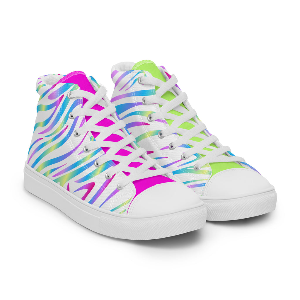 Ansicht von vorne der zwei weißen High-Top Canvas Schuhe "No Rules" mit einem lebhaften, mehrfarbigen Muster, das an Zebrastreifen erinnert. Das Muster zeigt Farbtöne von Neongrün, Hellblau, Pink und Lila. Der Grundton der Schuhe ist jedoch weiß.  Die Schuhzungen sind von der Farbe her unterschiedlich. Die linke Schuhzunge hat eine leuchtende Lime Farbe die andere ist Pink. Die Schnürsenkel und Sohlen sind weiß. Designed, by Just a Girl.