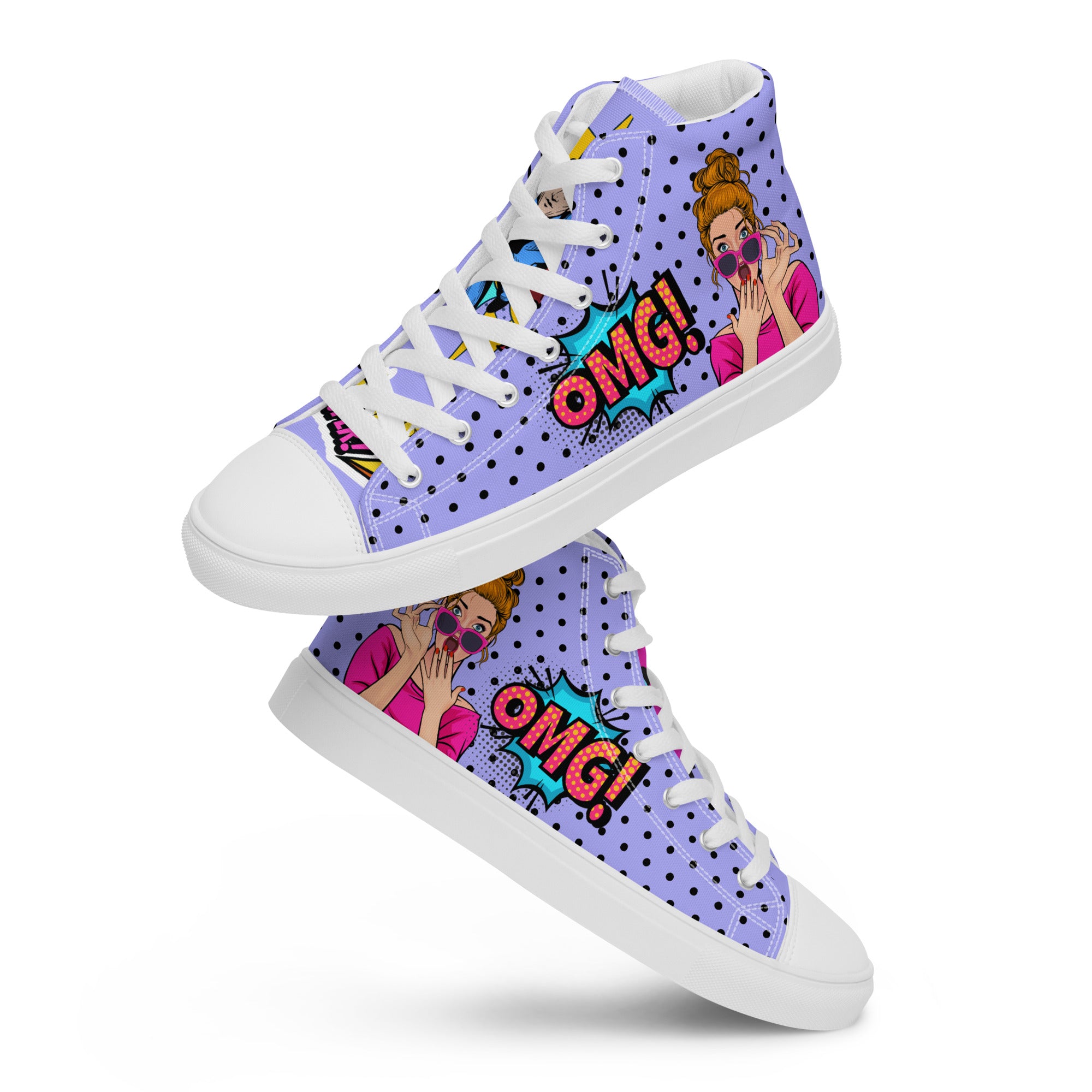 Ein Paar schwebende High-Top-Canvas-Sneaker im Pop-Art-Stil. Der Schuh hat einen lila Hintergrund mit schwarzen Punkten, eine Comic-Frau und eine "OMG!"-Sprechblase. Die linke Schuhzunge zeigt ein Superman-Logo und eine "OK!"-Sprechblase, die rechte Zunge eine "Yesss!"-Sprechblase. Sohlen, Zehenkappen und Schnürsenkel sind weiß. Designed, by Just a Girl.