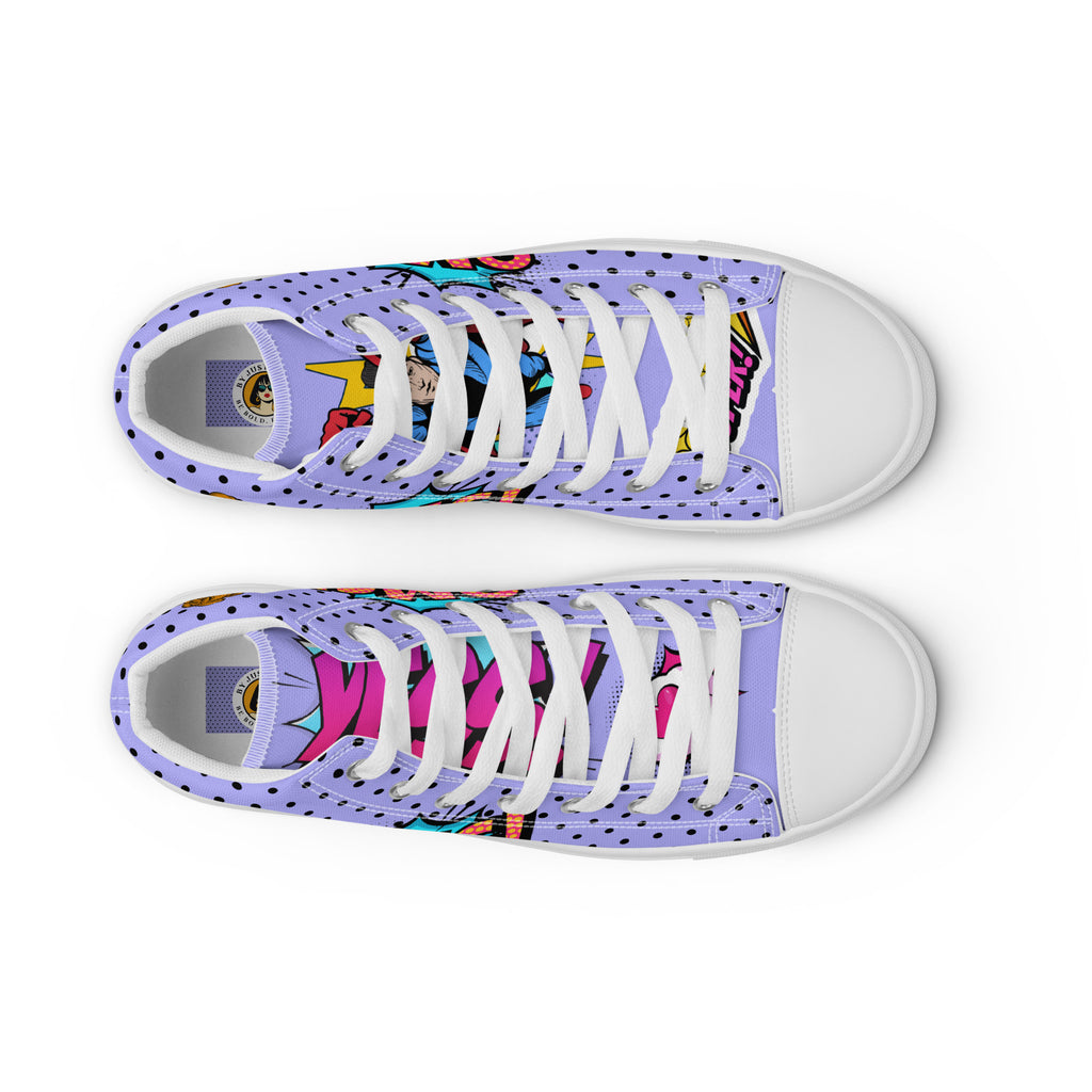 Ansicht von oben der  High-Top-Canvas-Sneaker im Pop-Art-Stil. Der Schuh hat einen lila Hintergrund mit schwarzen Punkten, eine Comic-Frau und eine "OMG!"-Sprechblase. Die linke Schuhzunge zeigt ein Superman-Logo und eine "OK!"-Sprechblase, die rechte Zunge eine "Yesss!"-Sprechblase. Sohlen, Zehenkappen und Schnürsenkel sind weiß. Designed, by Just a Girl