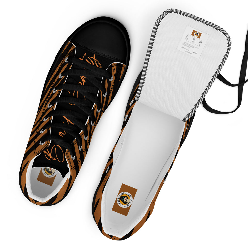 Spicy Stripes Damen High Top Canvas ansicht von oben ein Schuh geschlossen mit Blick auf die Schuhzunge mit Schriftzung "Black Beauty" der andere Schuh offen mit Sicht auf das Fussbett mit Logo. By Just a Girl.