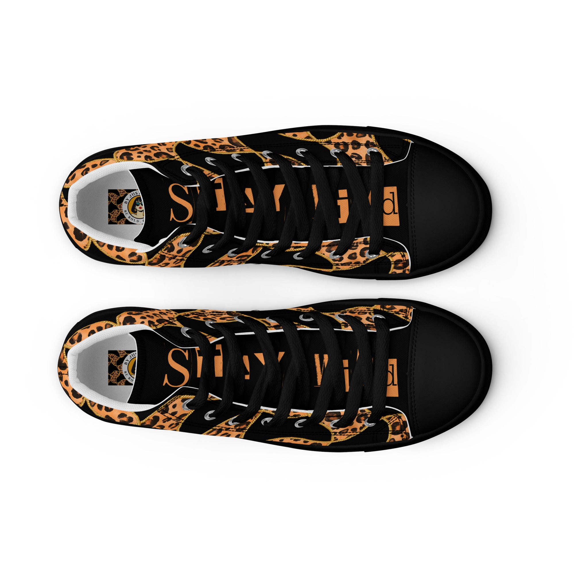 Ansicht von oben der High-Top-Canvas-Sneaker mit einem Muster aus Leopardenflecken und goldenen Kettenelementen auf schwarzem Hintergrund. Die schwarzen Schuhzungen tragen den Schriftzug "Stay Wild" in Leopardenmusterfarben. Sohlen, Zehenkappen und Schnürsenkel sind schwarz. Designed, by Just a Girl.