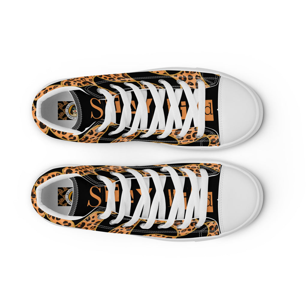 Ansicht von oben der High-Top-Canvas-Sneaker mit einem Muster aus Leopardenflecken und goldenen Kettenelementen auf schwarzem Hintergrund. Die schwarzen Schuhzungen tragen den Schriftzug "Stay Wild" in Leopardenmusterfarben. Sohlen, Zehenkappen und Schnürsenkel sind weiß.