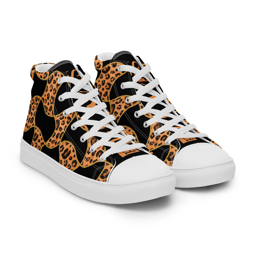 Ansicht von vorne der High-Top-Canvas-Sneaker mit einem Muster aus Leopardenflecken und goldenen Kettenelementen auf schwarzem Hintergrund. Die schwarzen Schuhzungen tragen den Schriftzug "Stay Wild" in Leopardenmusterfarben. Sohlen, Zehenkappen und Schnürsenkel sind weiß.