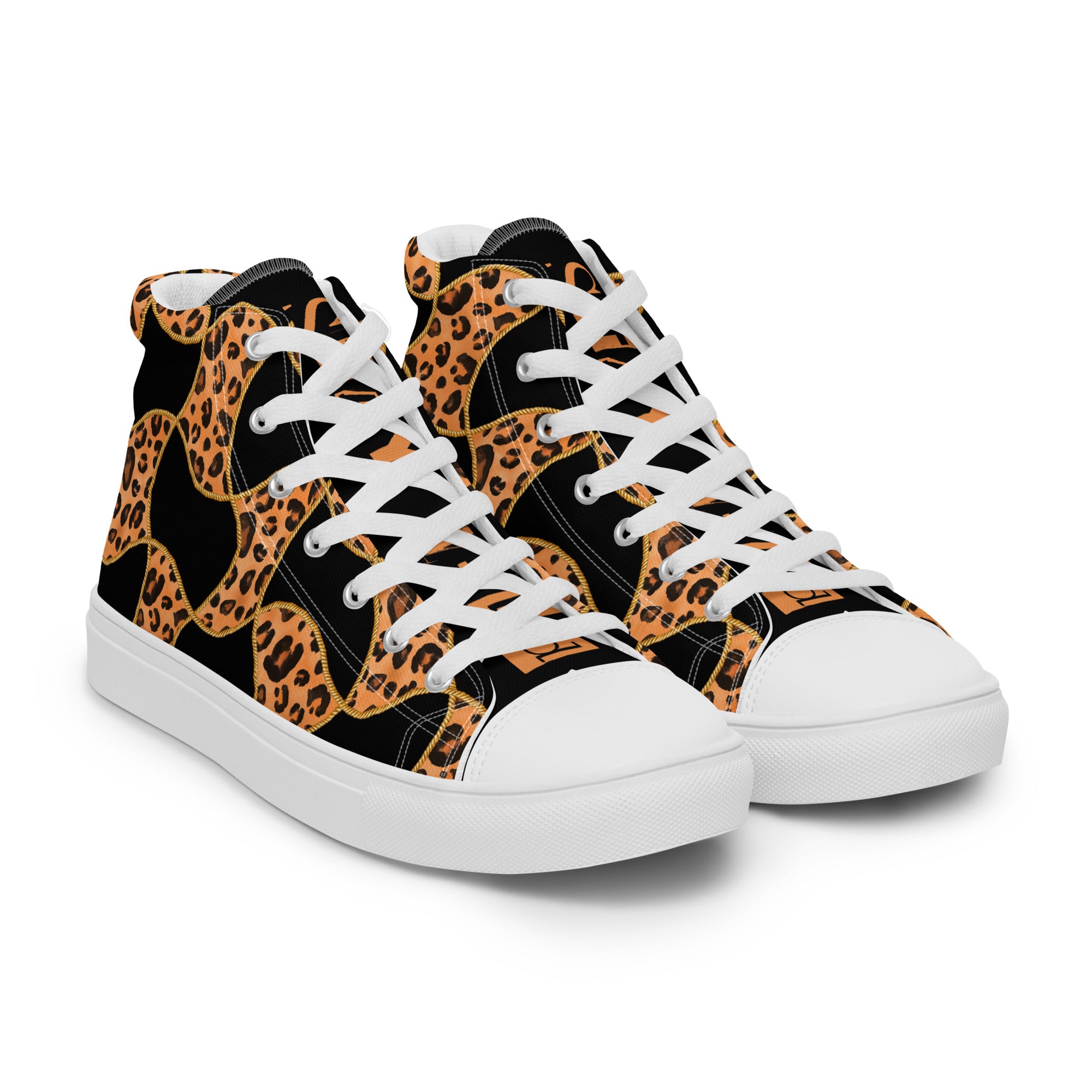 Ansicht von vorne der High-Top-Canvas-Sneaker mit einem Muster aus Leopardenflecken und goldenen Kettenelementen auf schwarzem Hintergrund. Die schwarzen Schuhzungen tragen den Schriftzug "Stay Wild" in Leopardenmusterfarben. Sohlen, Zehenkappen und Schnürsenkel sind weiß.