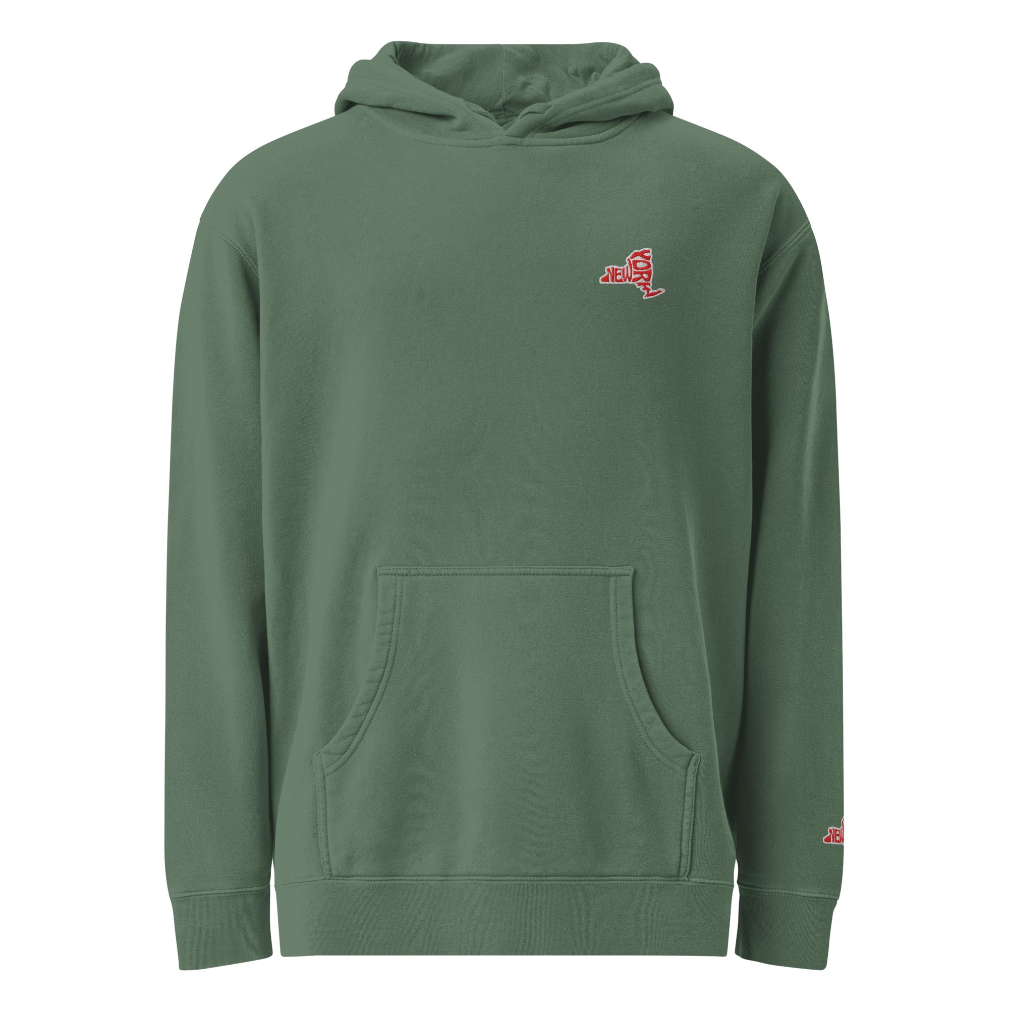 Ein alpin grüner pigmentfarbener Damen-Kapuzenpullover, auf einem weißen Hintergrund freigestellt. Auf der linken Brust befindet sich ein rot-weißes New Yorker Schrift Emblem als Stickerei. New ist gerade York geht rechts direkt neben New senkrecht runter. Designed, by Just a Girl