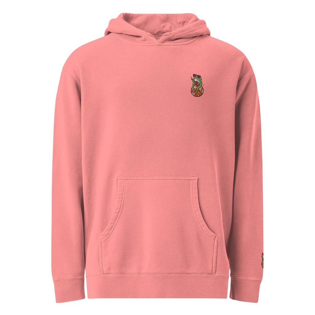 Ein Pigment pinker Damen-Kapuzenpullover, auf einem weißen Hintergrund freigestellt. Auf der linken Brust befindet sich ein Frosch der auf einer Discokugel sitzt eine Ukulele hält und eine Herz  Sonnenbrille auf hat als Stickerei-Emblem. Designed, by Just a Girl