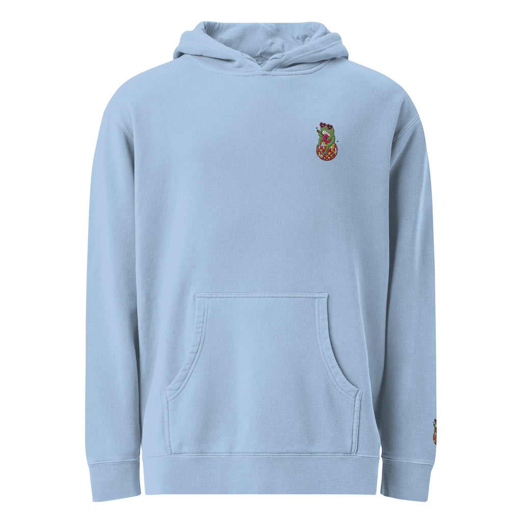 Ein Pigment hellblauer Damen-Kapuzenpullover, auf einem weißen Hintergrund freigestellt. Auf der linken Brust befindet sich ein Frosch der auf einer Discokugel sitzt eine Ukulele hält und eine Herz  Sonnenbrille auf hat als Stickerei-Emblem. Designed, by Just a Girl