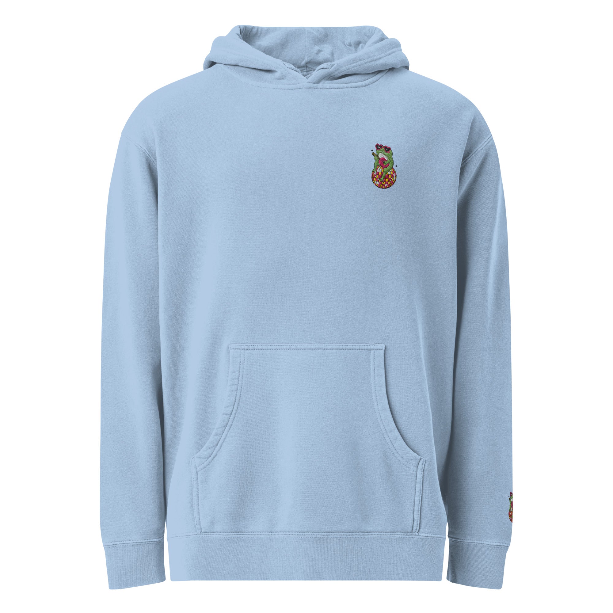 Ein Pigment hellblauer Damen-Kapuzenpullover, auf einem weißen Hintergrund freigestellt. Auf der linken Brust befindet sich ein Frosch der auf einer Discokugel sitzt eine Ukulele hält und eine Herz  Sonnenbrille auf hat als Stickerei-Emblem. Designed, by Just a Girl
