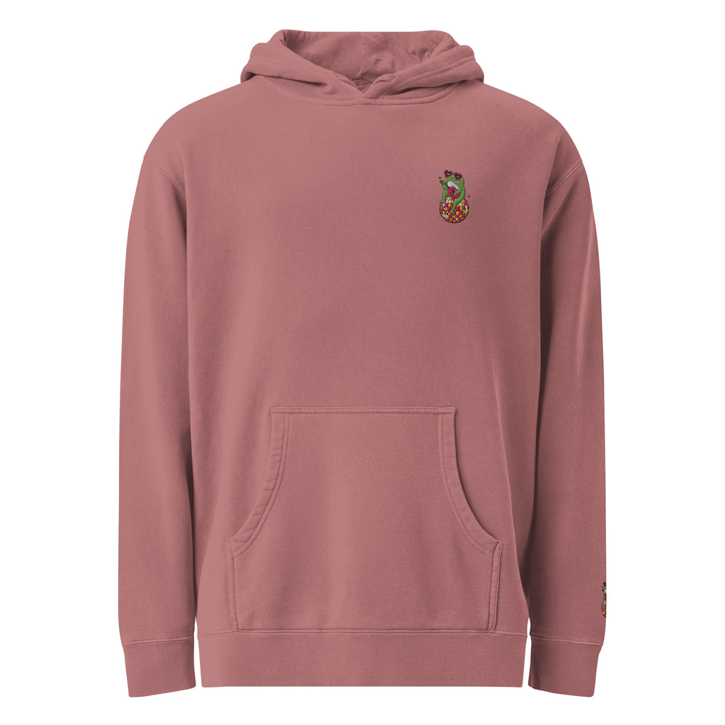 Ein Pigment maroon farbener Damen-Kapuzenpullover, auf einem weißen Hintergrund freigestellt. Auf der linken Brust befindet sich ein Frosch der auf einer Discokugel sitzt eine Ukulele hält und eine Herz  Sonnenbrille auf hat als Stickerei-Emblem. Designed, by Just a Girl