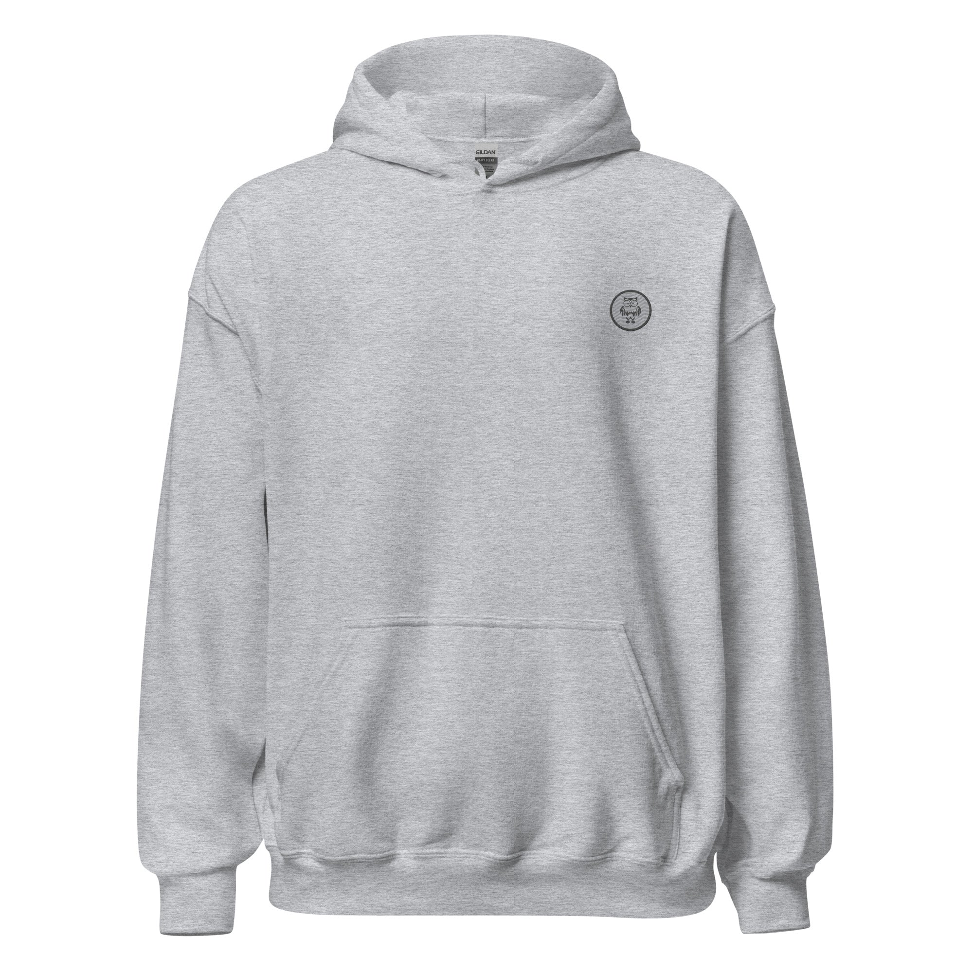 Ein Heather Grey farbener Damen-Kapuzenpullover, auf einem weißen Hintergrund freigestellt. Auf der linken Brust befindet sich ein rundes Stickerei-Emblem, das eine Eule zeigt.