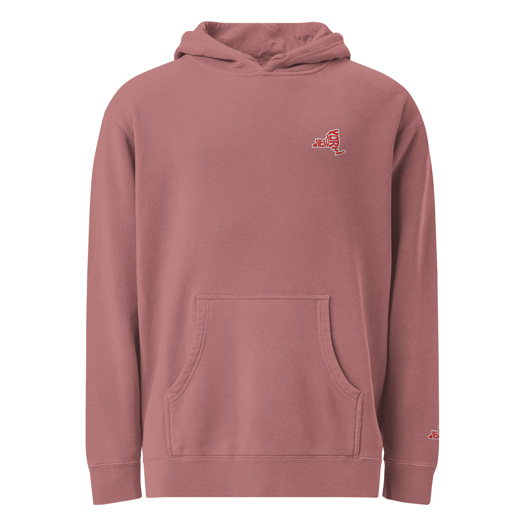 Ein Maroon pigmentfarbener Damen-Kapuzenpullover, auf einem weißen Hintergrund freigestellt. Auf der linken Brust befindet sich ein rot-weißes New Yorker Schrift Emblem als Stickerei. New ist gerade York geht rechts direkt neben New senkrecht runter. Designed, by Just a Girl