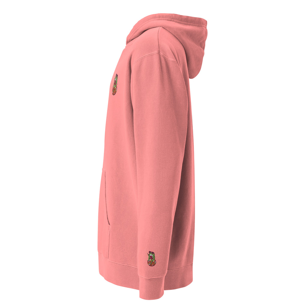 Ein Pigment pinker Damen-Kapuzenpullover, auf einem weißen Hintergrund freigestellt linke Seitenansicht. Auf der linken Brust befindet sich ein Frosch der auf einer Discokugel sitzt eine Ukulele hält und eine Herz  Sonnenbrille auf hat als Stickerei-Emblem. Designed, by Just a Girl