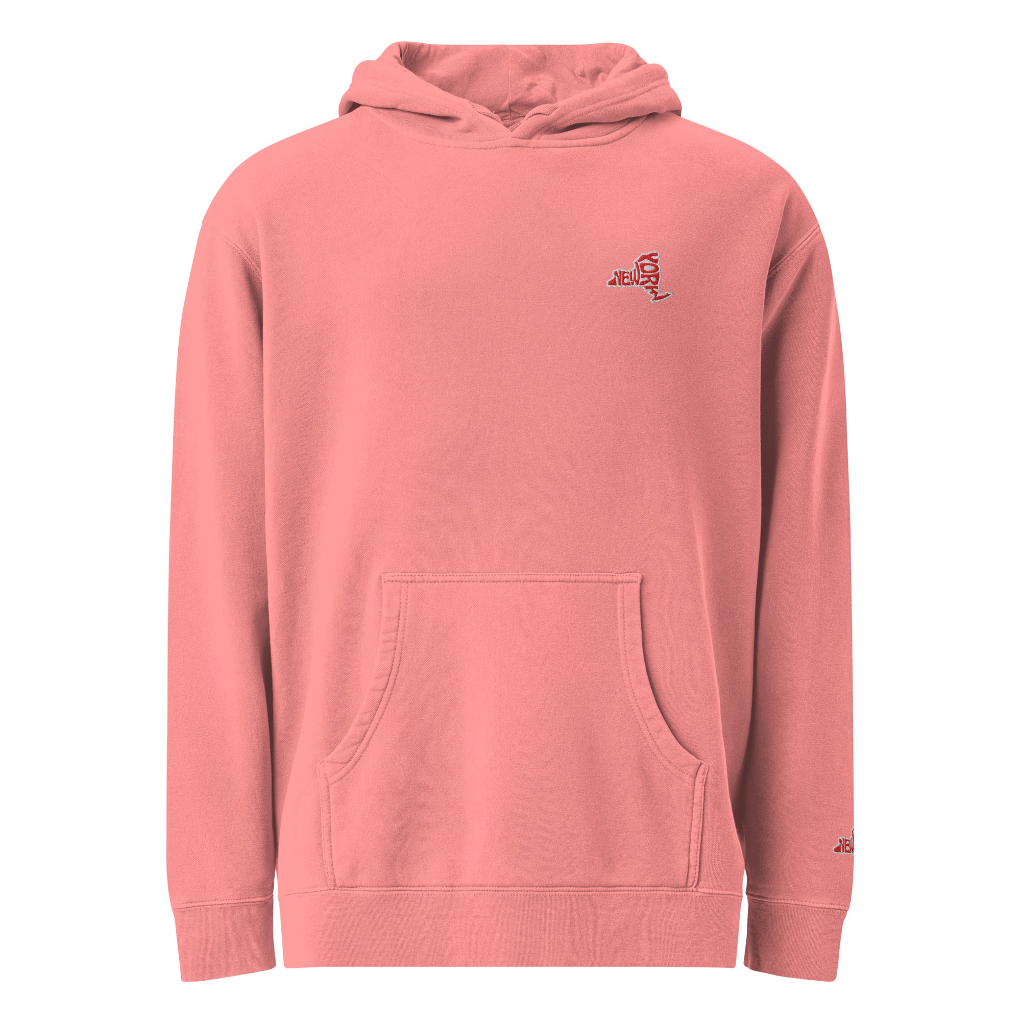 Ein pinker pigmentfarbener Damen-Kapuzenpullover, auf einem weißen Hintergrund freigestellt. Auf der linken Brust befindet sich ein rot-weißes New Yorker Schrift Emblem als Stickerei. New ist gerade York geht rechts direkt neben New senkrecht runter. Designed, by Just a Girl
