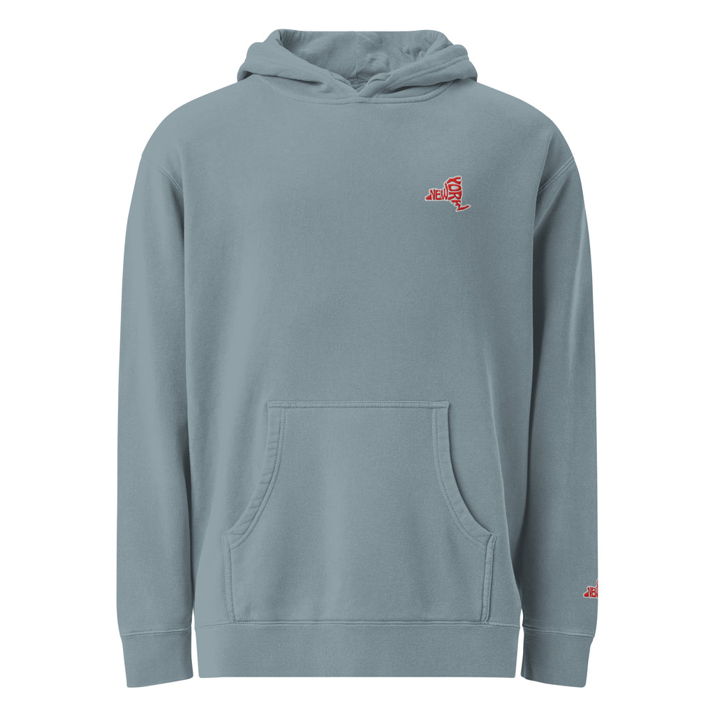 Ein Schiefer blauer Damen-Kapuzenpullover, auf einem weißen Hintergrund freigestellt. Auf der linken Brust befindet sich ein rot-weißes New Yorker Schrift Emblem als Stickerei. New ist gerade York geht rechts direkt neben New senkrecht runter. Designed, by Just a Girl
