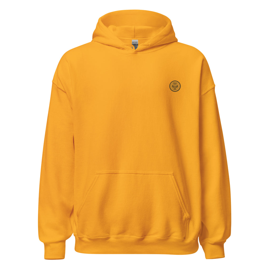 Ein goldgelber Damen-Kapuzenpullover, auf einem weißen Hintergrund freigestellt. Auf der linken Brust befindet sich ein rundes Stickerei-Emblem, das eine Eule zeigt.