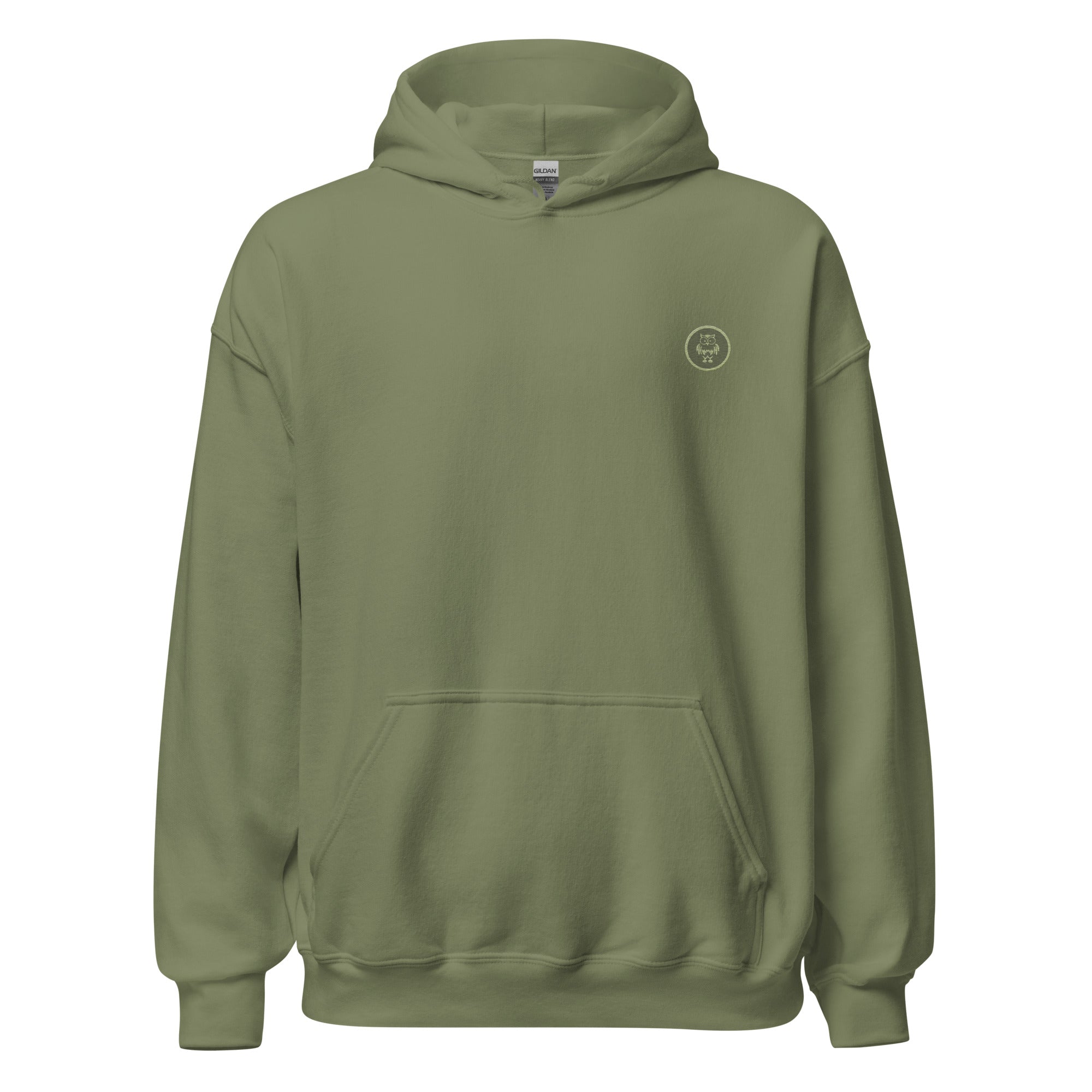 Ein oliv farbener Damen-Kapuzenpullover, auf einem weißen Hintergrund freigestellt. Auf der linken Brust befindet sich ein rundes Stickerei-Emblem, das eine Eule zeigt.