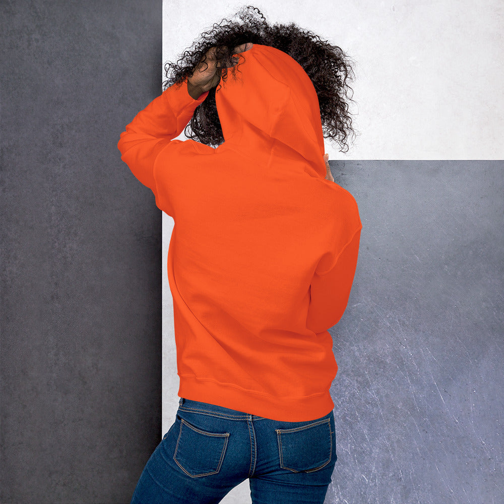Ein weibliches Model zeigt sich von der Rückseite mit dem Kapuzenpullover "The Orange One" und hält mit der linken Hand die Kapuze hoch.
