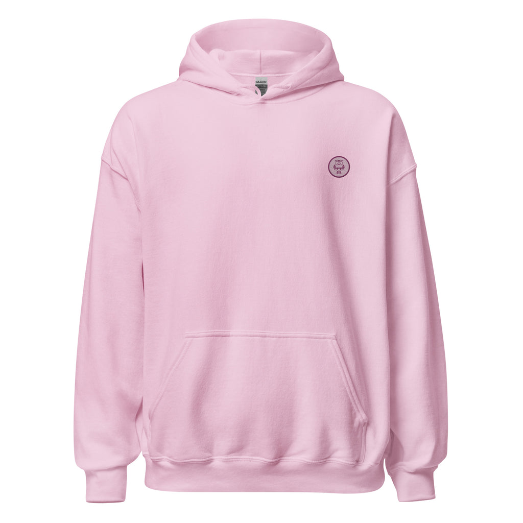 Ein rosa farbener Damen-Kapuzenpullover, auf einem weißen Hintergrund freigestellt. Auf der linken Brust befindet sich ein rundes Stickerei-Emblem, das eine Eule zeigt.