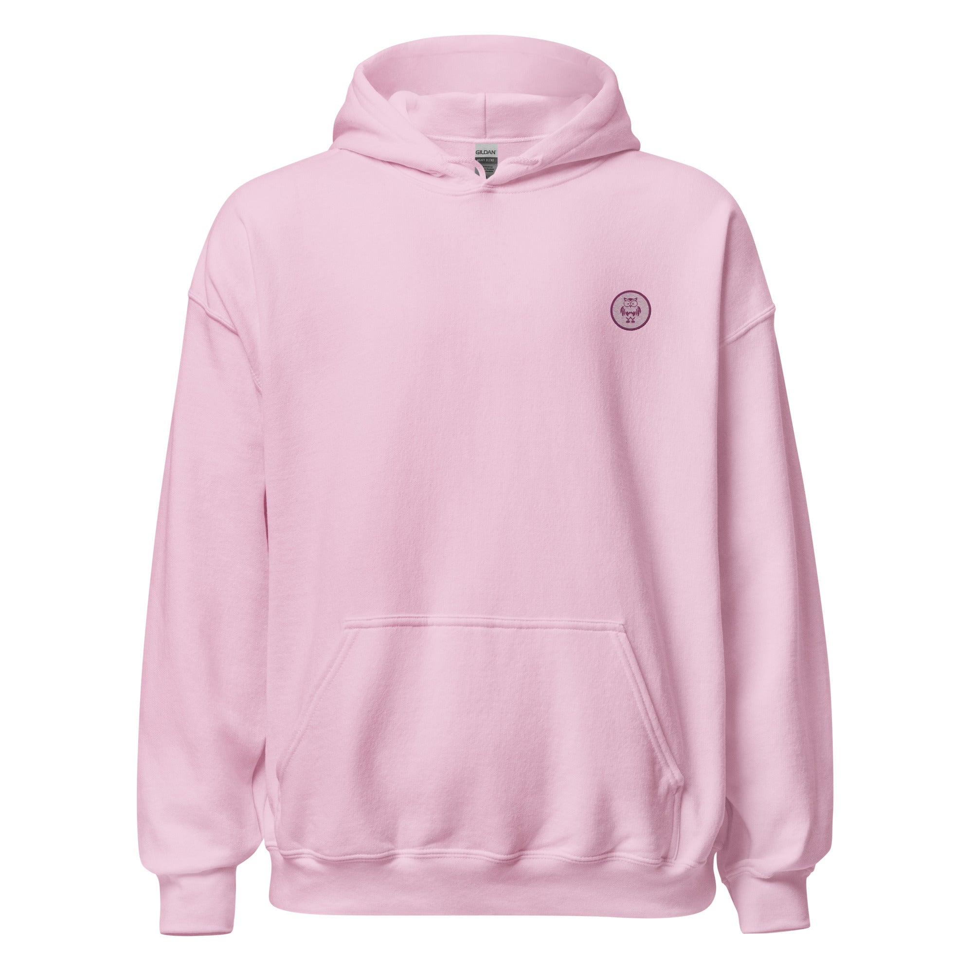 Ein rosa farbener Damen-Kapuzenpullover, auf einem weißen Hintergrund freigestellt. Auf der linken Brust befindet sich ein rundes Stickerei-Emblem, das eine Eule zeigt.