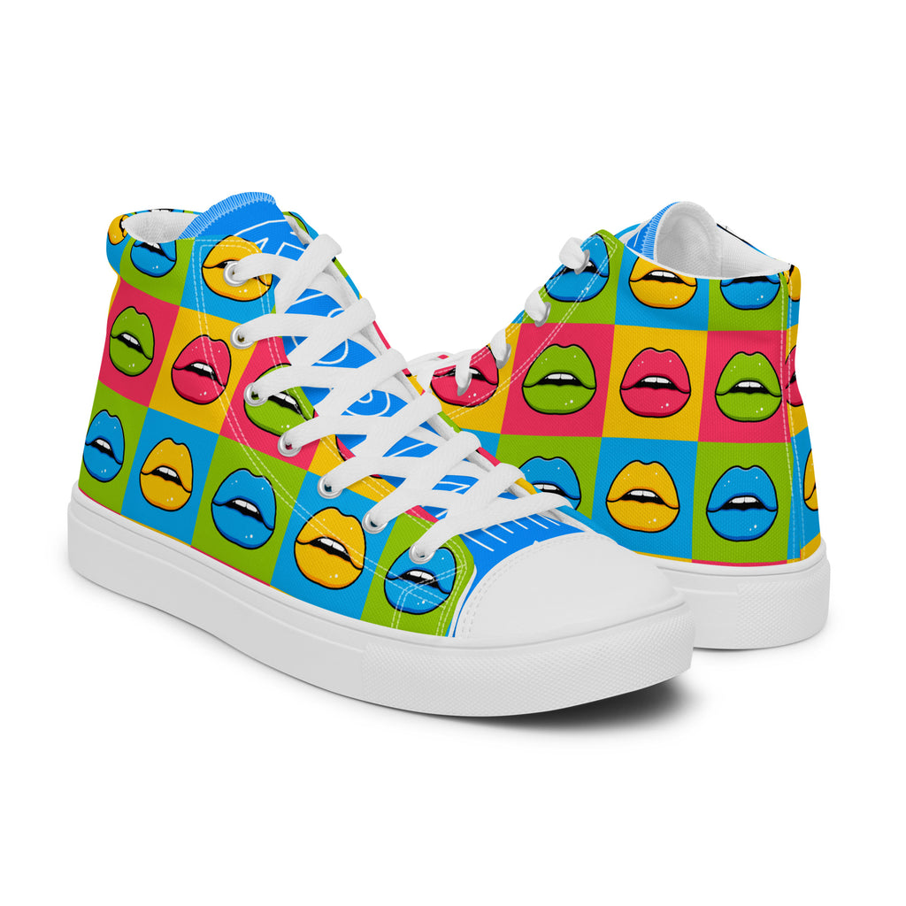 Zwei gegensätzliche zeigende weiße High-Top Canvas Schuhe mit einem bunten Pop-Art-Muster, das wiederholende Lippenpaare in Gelb, Blau und Pink auf verschiedenfarbigen Quadraten (Blau, Grün, Pink, Gelb) zeigt. Die Schnürsenkel und Sohlen sind weiß. Die Schuhzungen sind blau, mit "Kiss" auf der linken und "Me" auf der rechten Zunge in weißer Schrift.