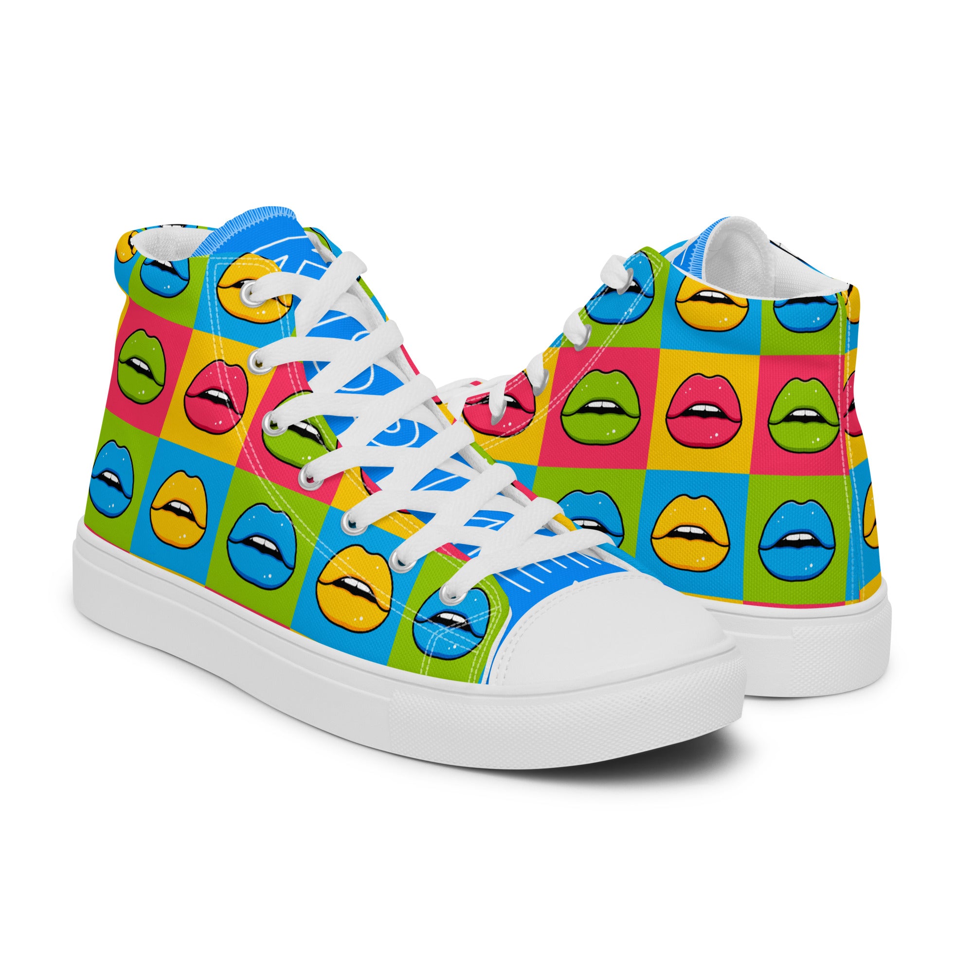 Zwei gegensätzliche zeigende weiße High-Top Canvas Schuhe mit einem bunten Pop-Art-Muster, das wiederholende Lippenpaare in Gelb, Blau und Pink auf verschiedenfarbigen Quadraten (Blau, Grün, Pink, Gelb) zeigt. Die Schnürsenkel und Sohlen sind weiß. Die Schuhzungen sind blau, mit "Kiss" auf der linken und "Me" auf der rechten Zunge in weißer Schrift.