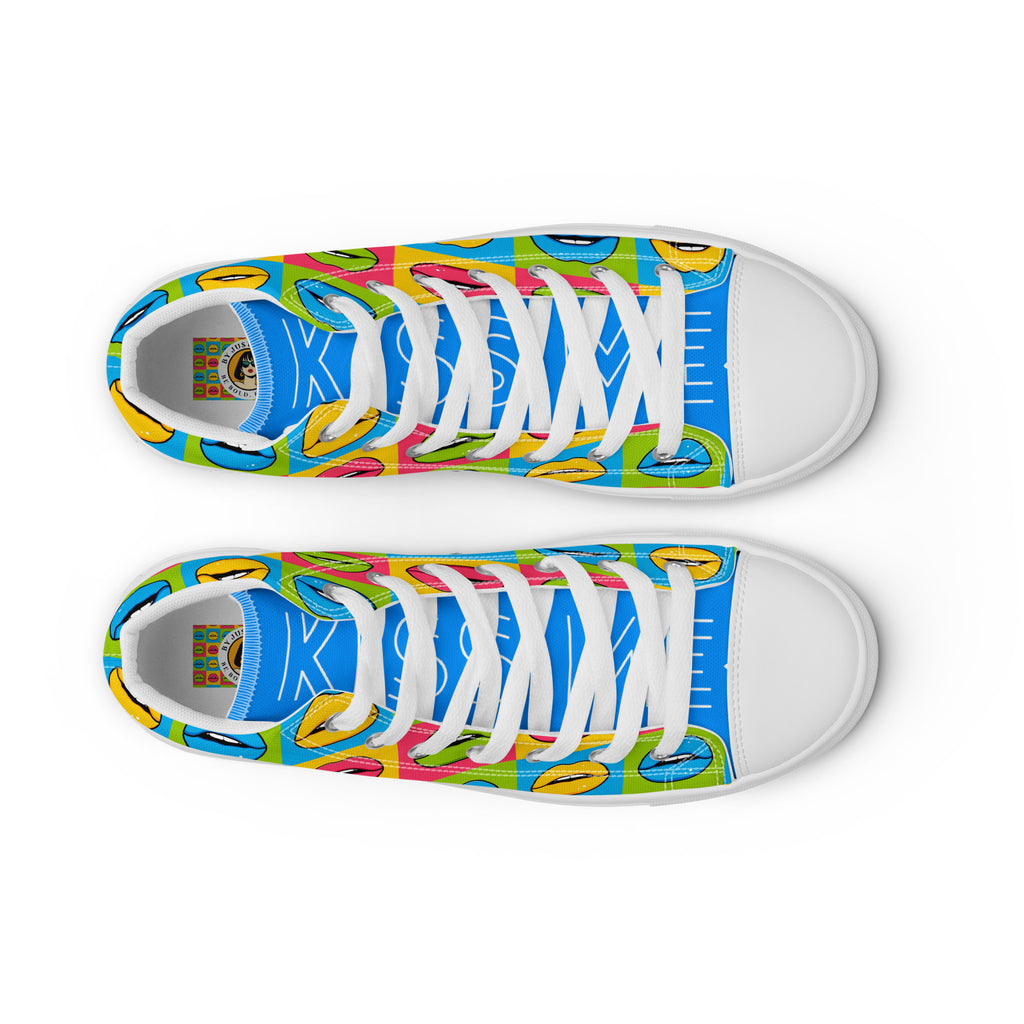 Damen Kiss me High Top Canvas Ansicht von oben mit weißem Schriftzug auf der Schuhzunge. Designed, by Just a Girl.