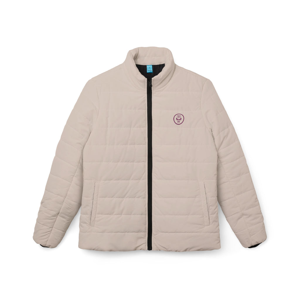 Eine freigestellte, schwebende Damen-Pufferjacke in einem zarten Champagner-Rosa. Die Jacke ist horizontal gesteppt, hat eine glatte Oberfläche, einen hohen Stehkragen und einen durchgehenden Reißverschluss. Designed, by Just a Girl.