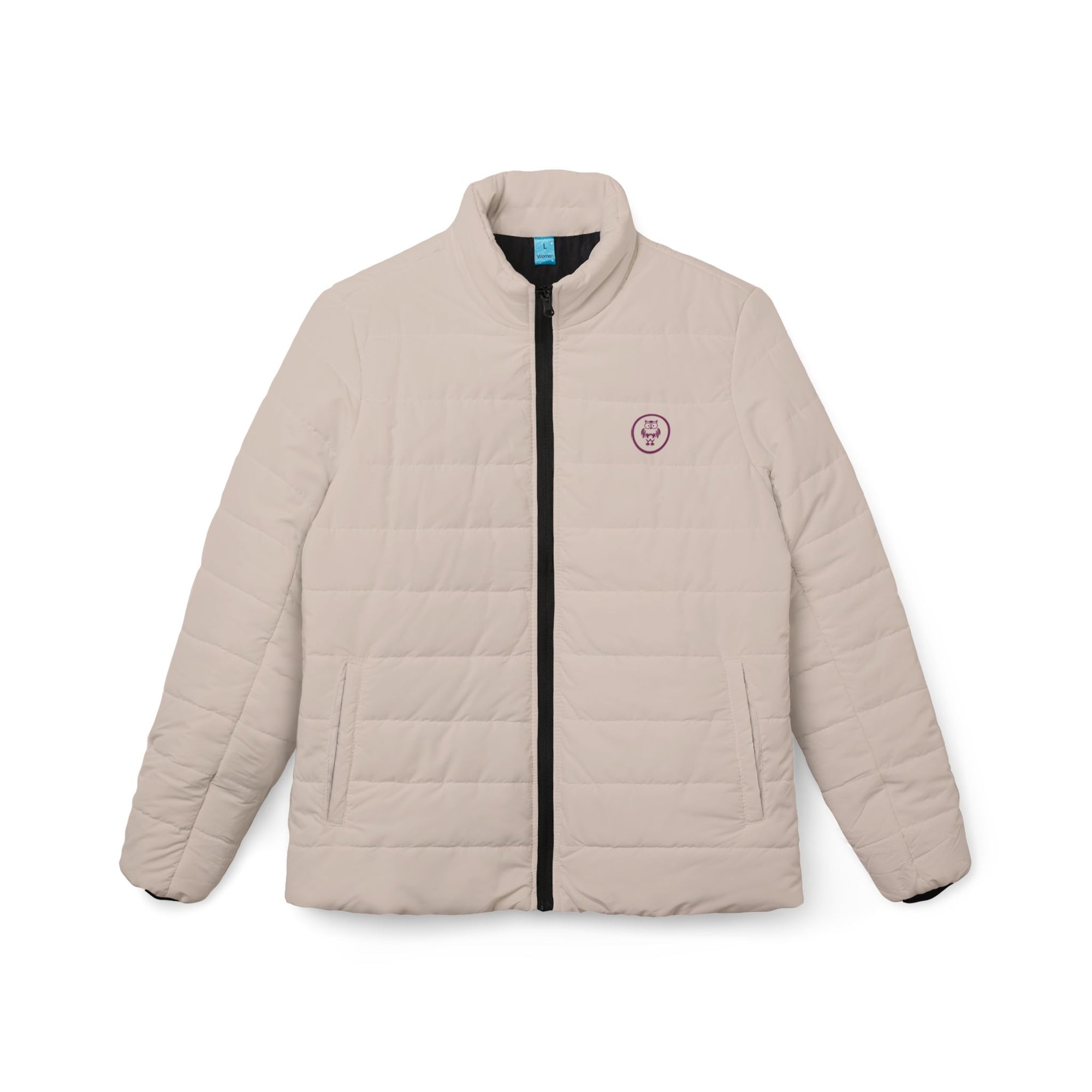 Eine freigestellte, schwebende Damen-Pufferjacke in einem zarten Champagner-Rosa. Die Jacke ist horizontal gesteppt, hat eine glatte Oberfläche, einen hohen Stehkragen und einen durchgehenden Reißverschluss. Designed, by Just a Girl.