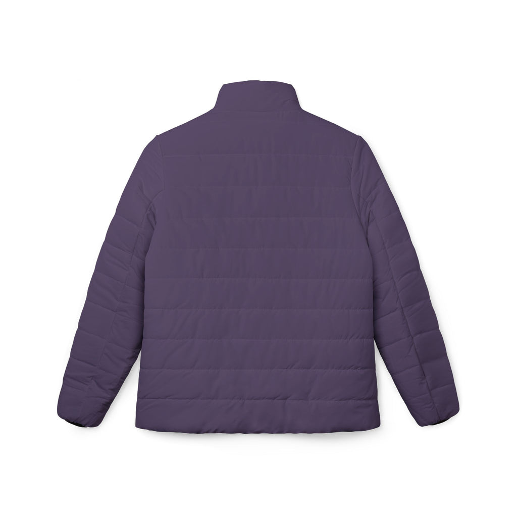 Eine freigestellte, schwebende Damen-Pufferjacke mit der Rückenansicht in einem dunklem Dusty Plum Farbton. Die Jacke ist horizontal gesteppt, hat eine glatte Oberfläche und einen hohen Stehkragen. Designed, by Just a Girl.