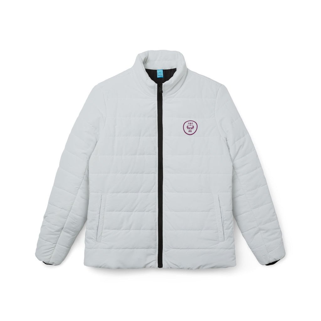 Eine freigestellte, schwebende Damen-Pufferjacke mit der Vorderansicht in einem Ivory Farbton. Die Jacke ist horizontal gesteppt, hat eine glatte Oberfläche, einen hohen Stehkragen und einen durchgehenden Reißverschluss. Designed, by Just a Girl

