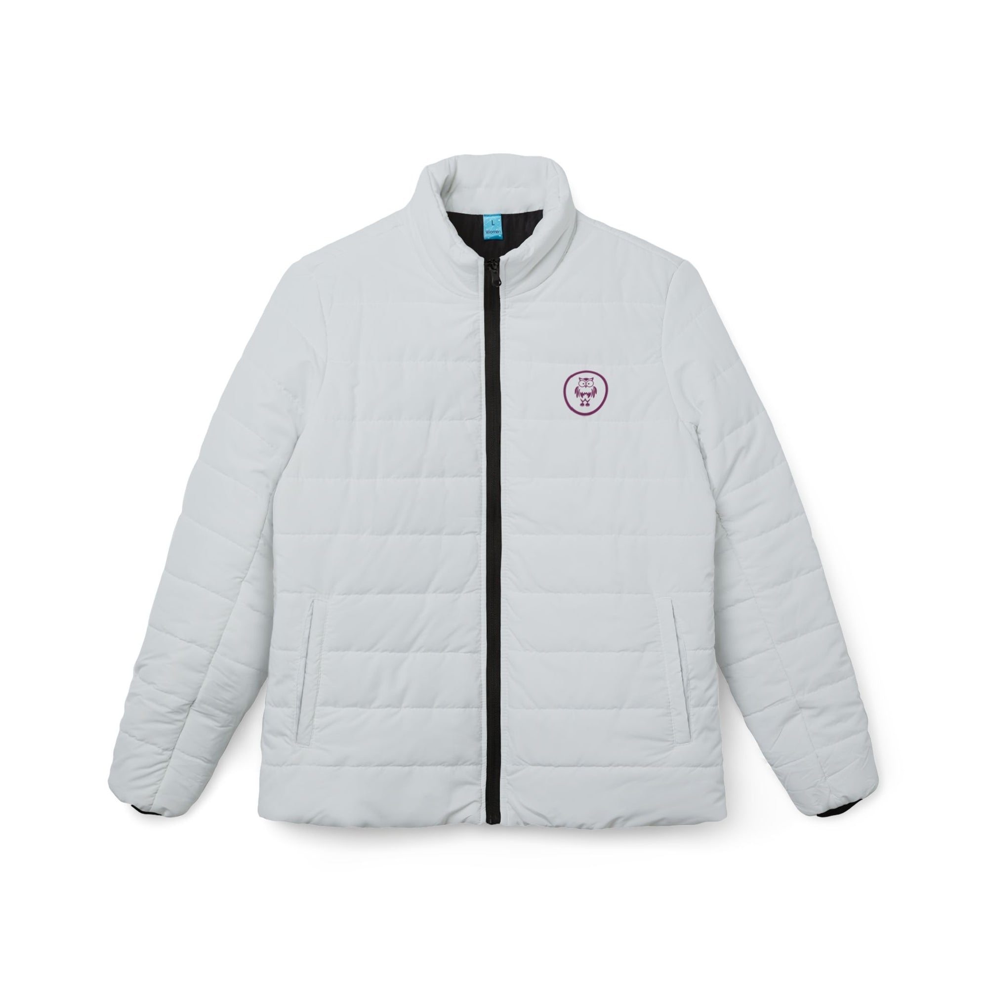 Eine freigestellte, schwebende Damen-Pufferjacke mit der Vorderansicht in einem Ivory Farbton. Die Jacke ist horizontal gesteppt, hat eine glatte Oberfläche, einen hohen Stehkragen und einen durchgehenden Reißverschluss. Designed, by Just a Girl

