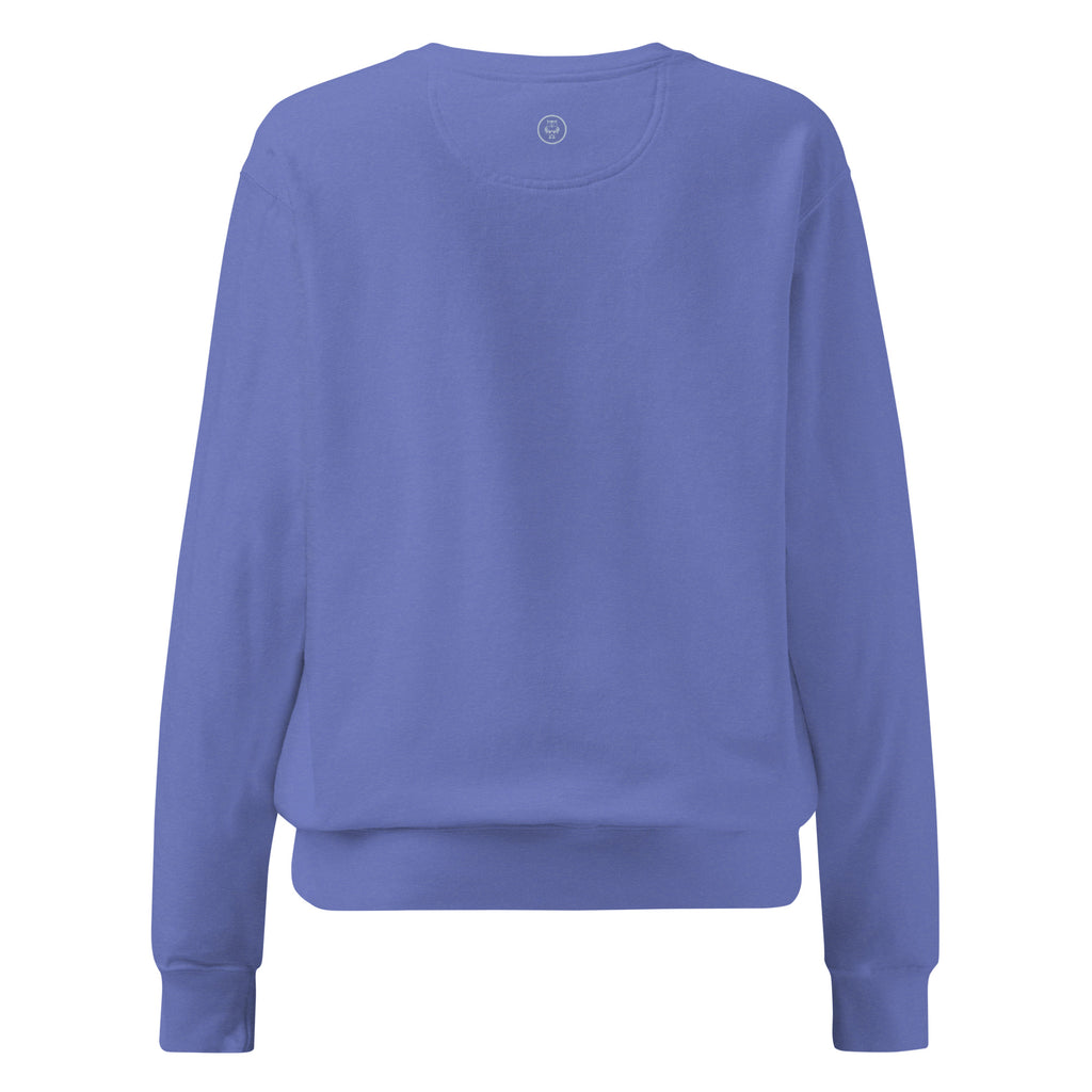 Ein unifarbener Pullover freigestellte Rückenansicht in Blau, das als Airy Blue bezeichnet wird. Das Kleidungsstück ist schlicht und hat lange Ärmel. Am Nacken, anstelle des äußeren Etiketts, befindet sich ein kleines Emblem-Icon.