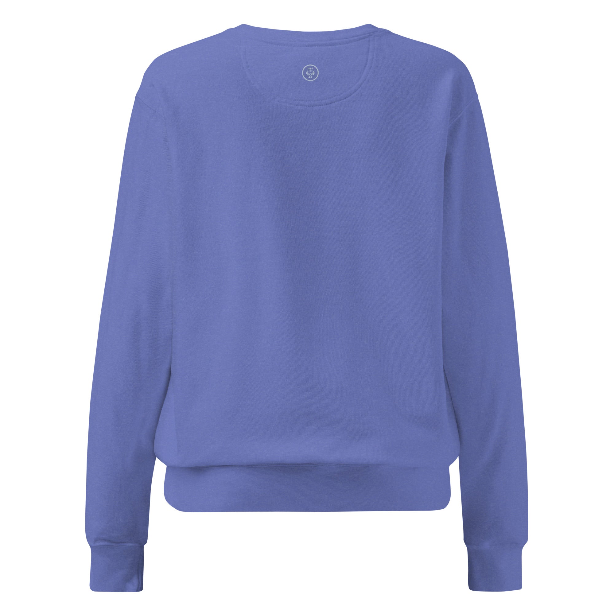 Ein unifarbener Pullover freigestellte Rückenansicht in Blau, das als Airy Blue bezeichnet wird. Das Kleidungsstück ist schlicht und hat lange Ärmel. Am Nacken, anstelle des äußeren Etiketts, befindet sich ein kleines Emblem-Icon.