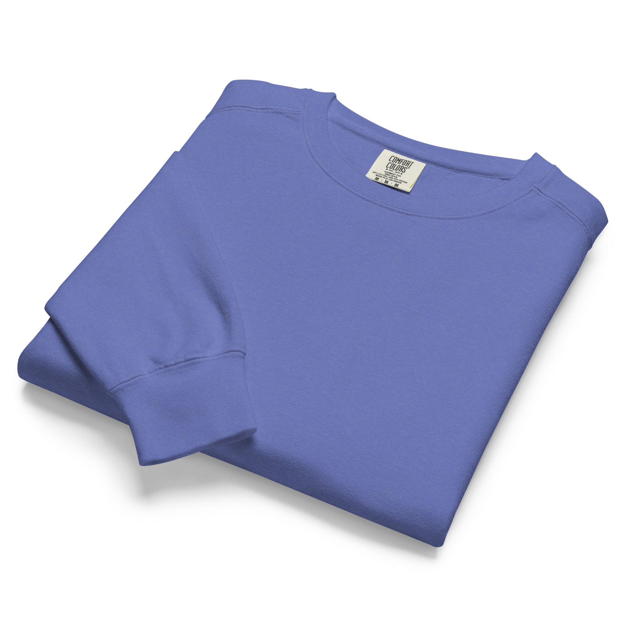 Ein unifarbener Pullover freigestellte gefaltete Ansicht in Blau, das als Airy Blue bezeichnet wird. Das Kleidungsstück ist schlicht und hat lange Ärmel.