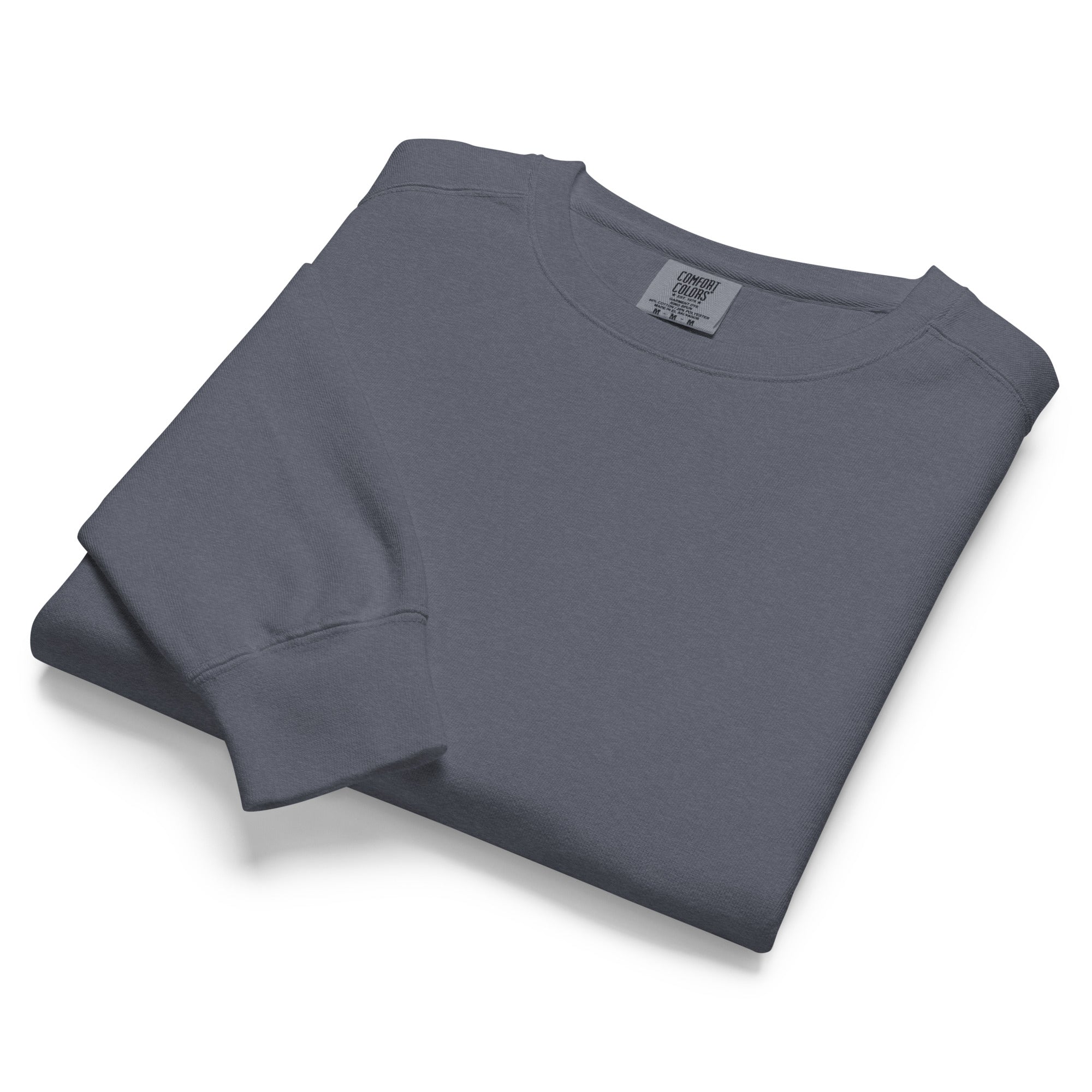 Ein unifarbener Pullover freigestellte gefaltete Ansciht in grau-blau, das als Dove Grey bezeichnet wird. Das Kleidungsstück ist schlicht und hat lange Ärmel. 