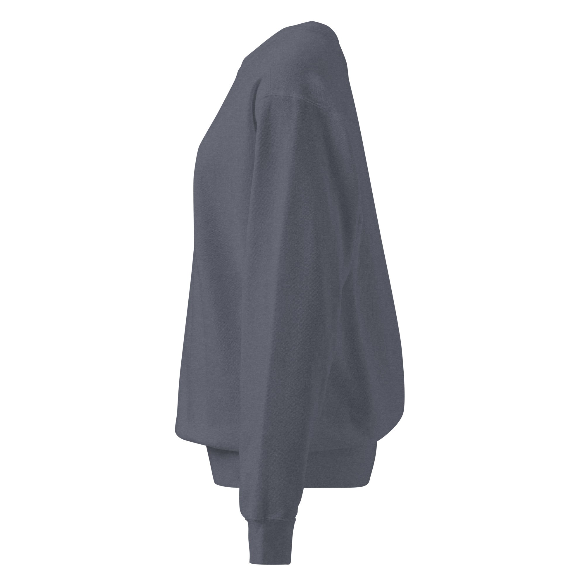 Ein unifarbener Pullover freigestellte Seitenansicht links in grau-blau, das als Dove Grey bezeichnet wird. Das Kleidungsstück ist schlicht und hat lange Ärmel. 