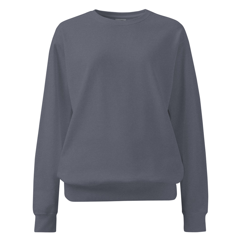 Ein unifarbener Pullover freigestellte Voderansicht in grau-blau, das als Dove Grey bezeichnet wird. Das Kleidungsstück ist schlicht und hat lange Ärmel. 