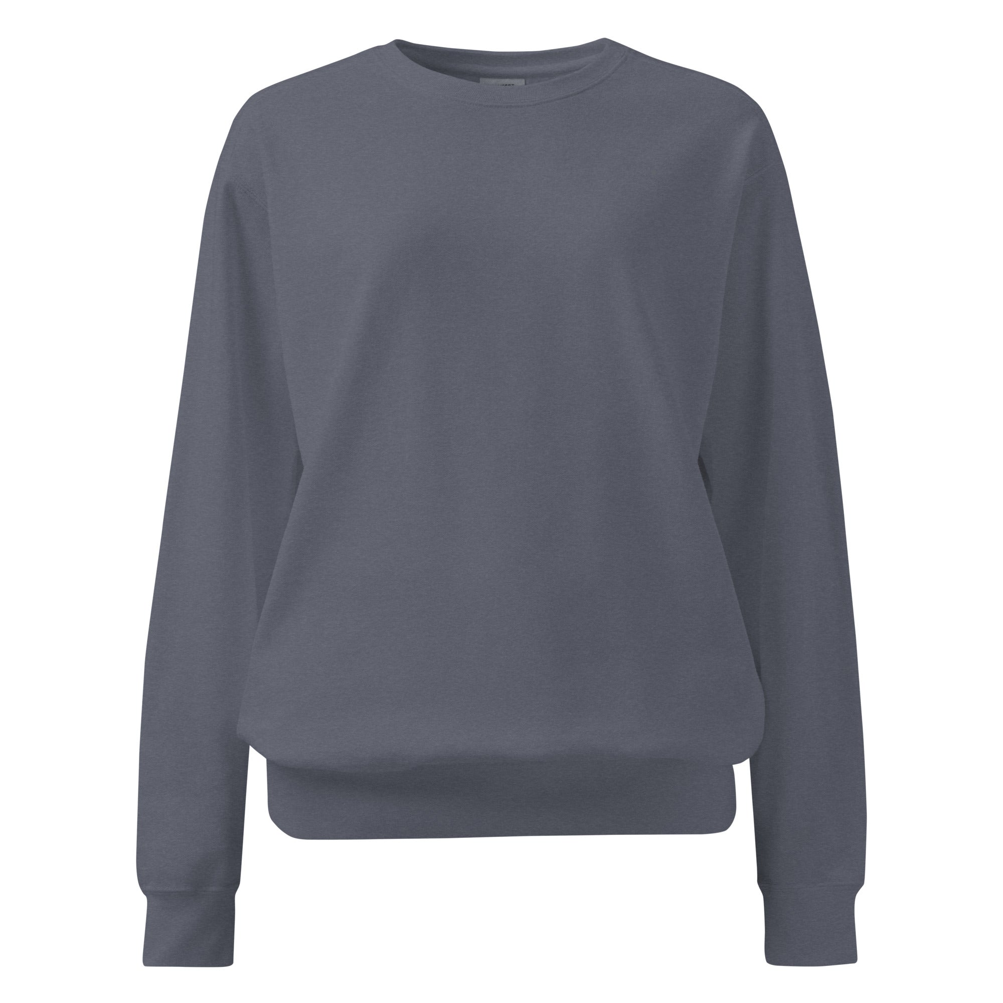 Ein unifarbener Pullover freigestellte Voderansicht in grau-blau, das als Dove Grey bezeichnet wird. Das Kleidungsstück ist schlicht und hat lange Ärmel. 