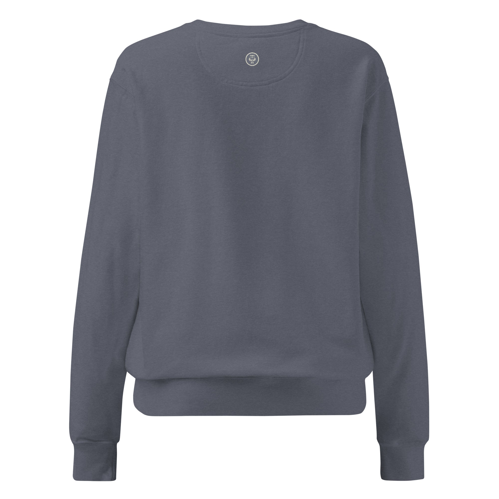 Ein unifarbener Pullover freigestellte Rückenansicht in grau-blau, das als Dove Grey bezeichnet wird. Das Kleidungsstück ist schlicht und hat lange Ärmel.  Am Nacken, anstelle des äußeren Etiketts, befindet sich ein kleines Emblem-Icon.

