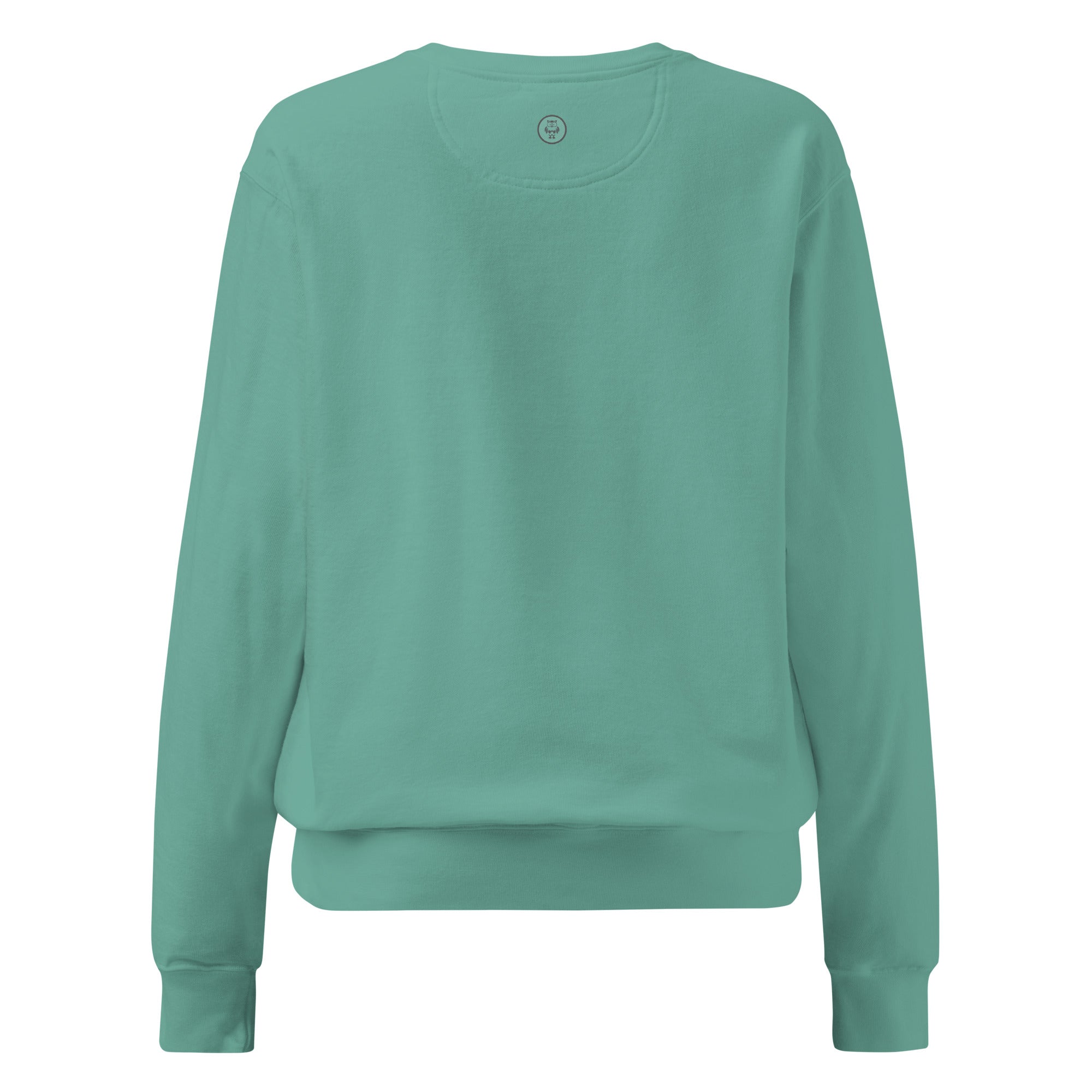 Ein unifarbener Pullover freigestellte Rückenansicht in grün, das als Irish Green  bezeichnet wird. Das Kleidungsstück ist schlicht und hat lange Ärmel. Am Nacken, anstelle des äußeren Etiketts, befindet sich ein kleines Emblem-Icon.