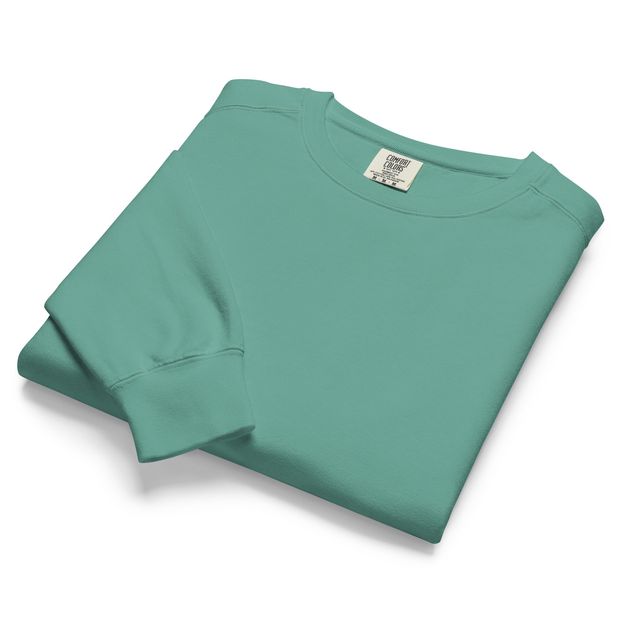 Ein unifarbener Pullover freigestellte gefaltete Ansicht in grün, das als Irish Green  bezeichnet wird. Das Kleidungsstück ist schlicht und hat lange Ärmel. 