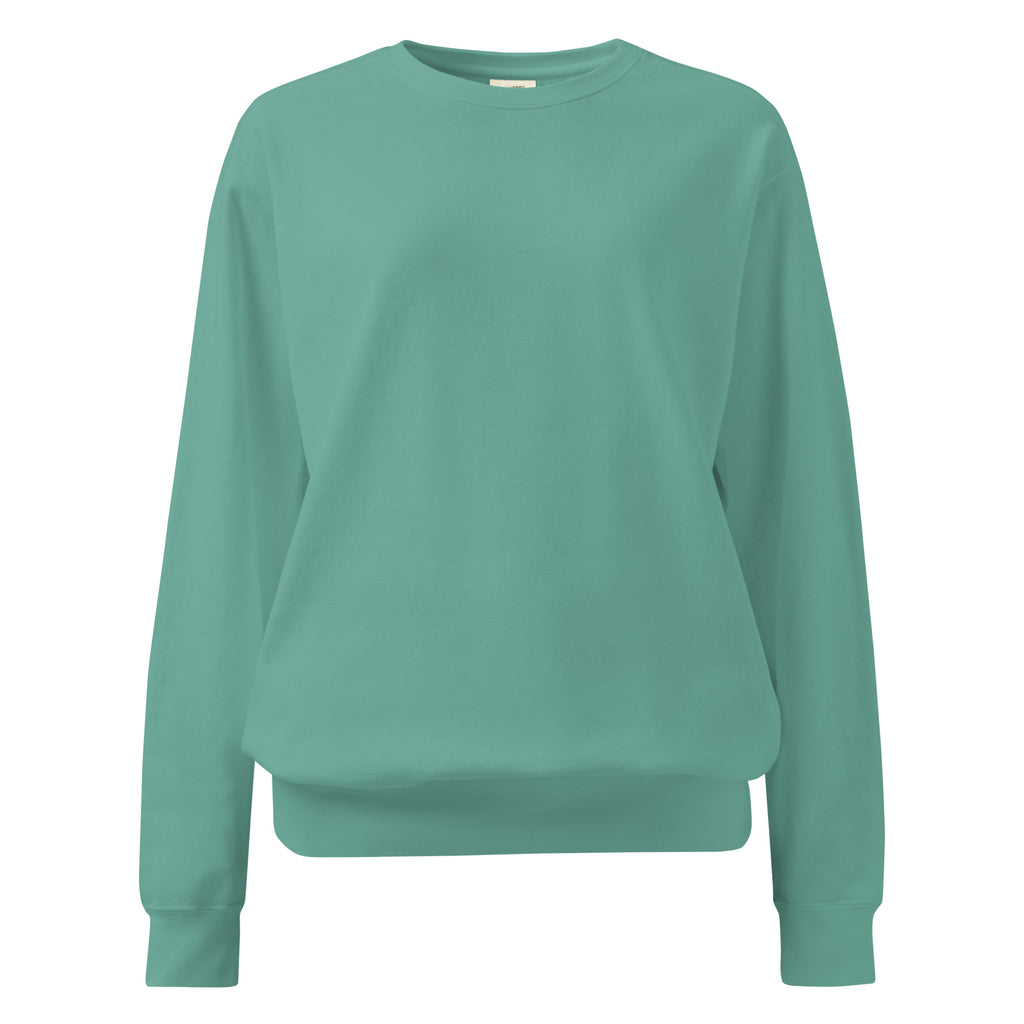 Ein unifarbener Pullover freigestellte Vorderansicht in grün, das als Irish Green  bezeichnet wird. Das Kleidungsstück ist schlicht und hat lange Ärmel. 