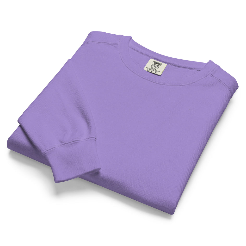 Ein unifarbener Pullover freigestellte gefaltete Ansicht in lila, das als Lavender Dreans bezeichnet wird. Das Kleidungsstück ist schlicht und hat lange Ärmel. 