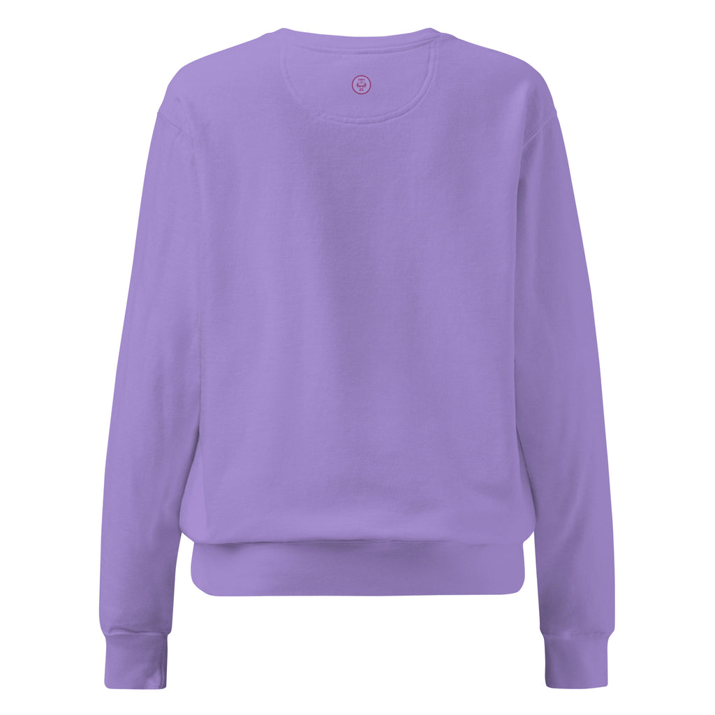 Ein unifarbener Pullover freigestellte Rückenansicht in lila, das als Lavender Dreans bezeichnet wird. Das Kleidungsstück ist schlicht und hat lange Ärmel.  Am Nacken, anstelle des äußeren Etiketts, befindet sich ein kleines Emblem-Icon.