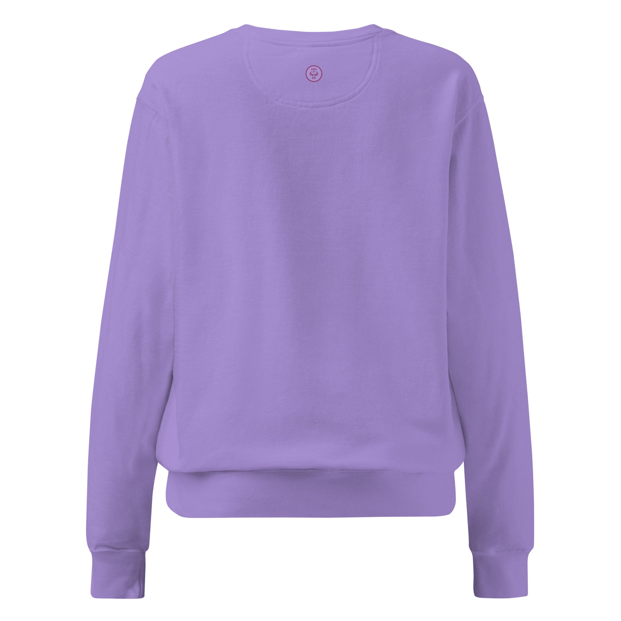 Ein unifarbener Pullover freigestellte Rückenansicht in lila, das als Lavender Dreans bezeichnet wird. Das Kleidungsstück ist schlicht und hat lange Ärmel.  Am Nacken, anstelle des äußeren Etiketts, befindet sich ein kleines Emblem-Icon.