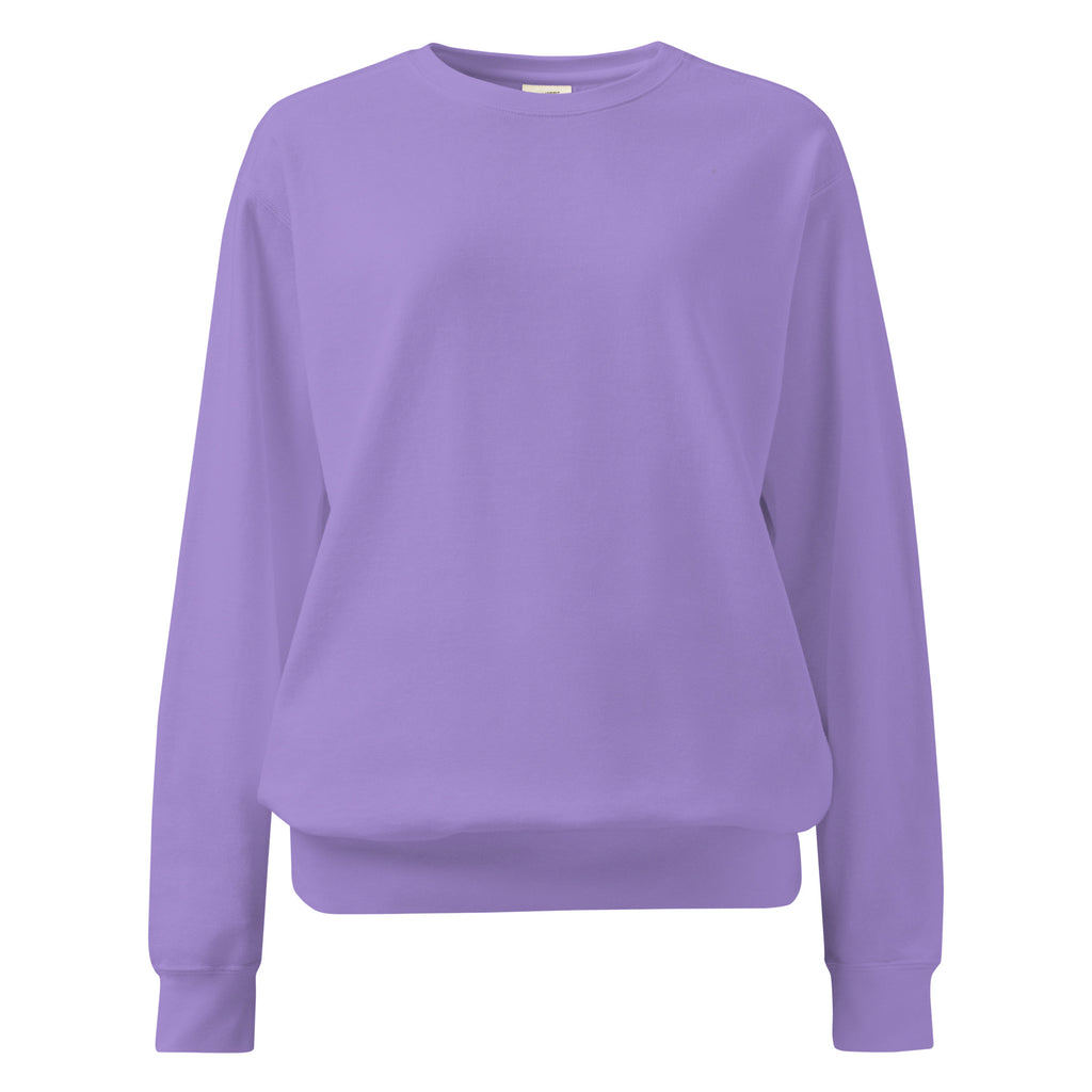 Ein unifarbener Pullover freigestellte Vorderansicht in lila, das als Lavender Dreans bezeichnet wird. Das Kleidungsstück ist schlicht und hat lange Ärmel. 