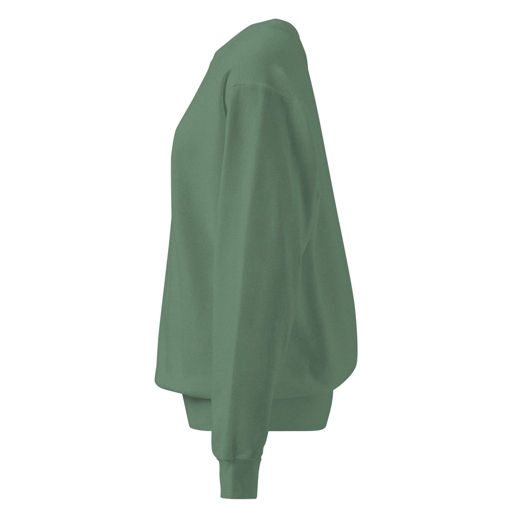 Ein unifarbener Pullover freigestellte Seitenansicht links in dunkelgrün, das als Pine Green  bezeichnet wird. Das Kleidungsstück ist schlicht und hat lange Ärmel.