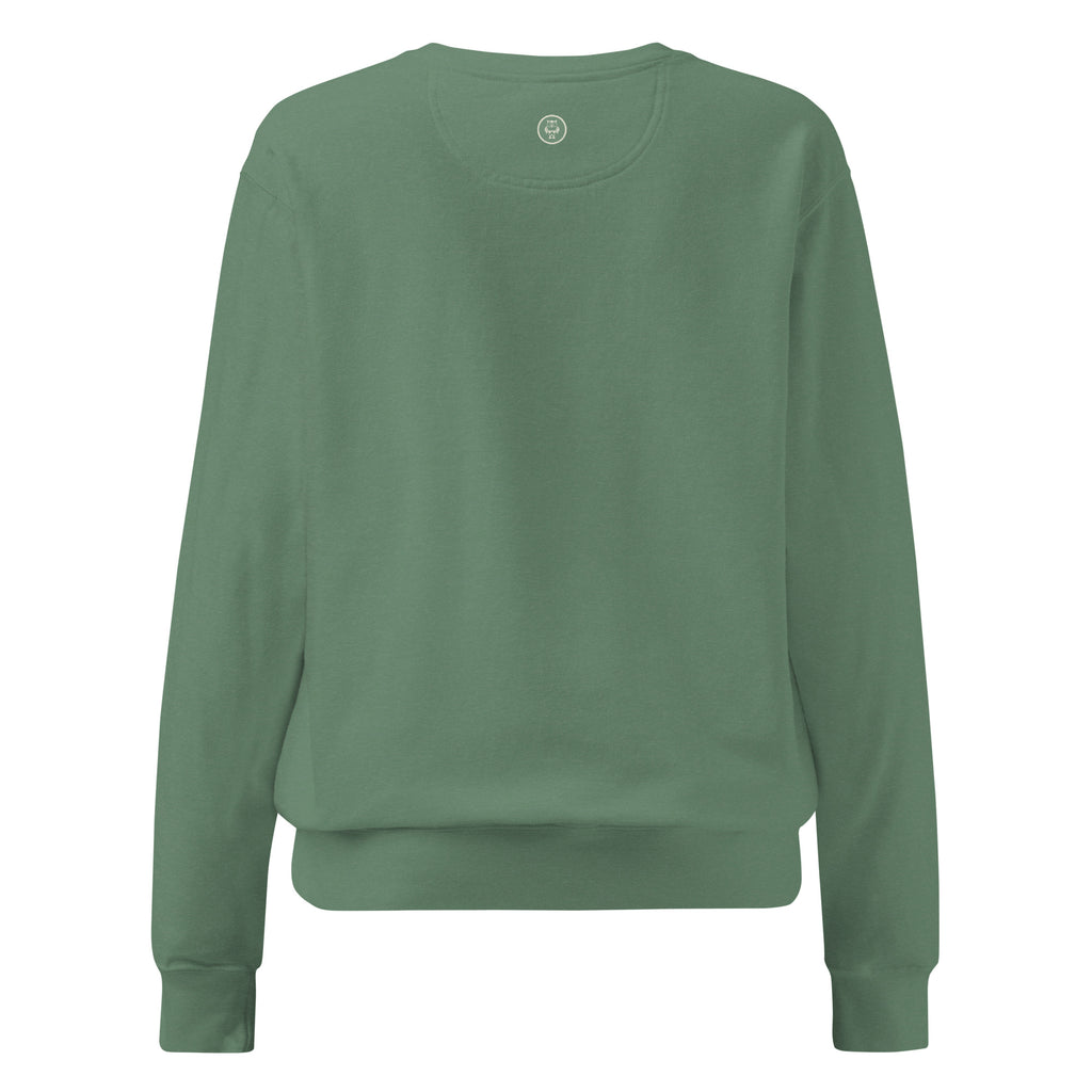 Ein unifarbener Pullover freigestellte Rückenansicht in dunkelgrün, das als Pine Green  bezeichnet wird. Das Kleidungsstück ist schlicht und hat lange Ärmel. Am Nacken, anstelle des äußeren Etiketts, befindet sich ein kleines Emblem-Icon.